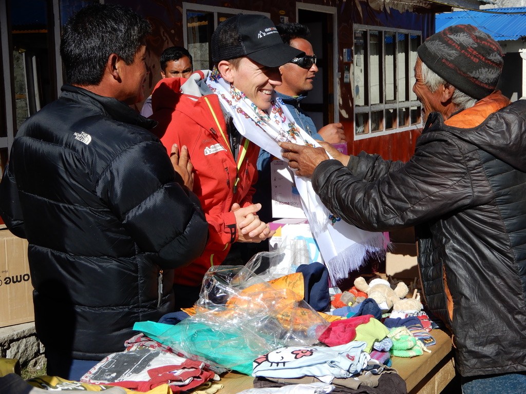 Herzliche Begrüssung bei einer Begegnung in Nepal