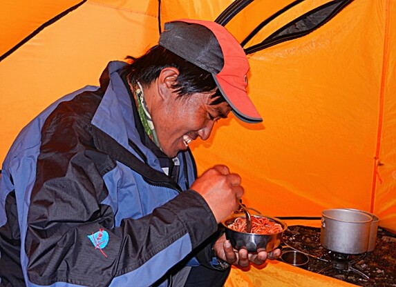 Ngima Grimen Sherpa im Basislager Singu Chuli