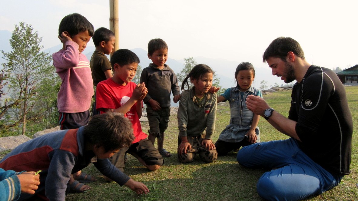 Begegnung mit Kindern in Nepal – gemeinsames Spielen im Freien