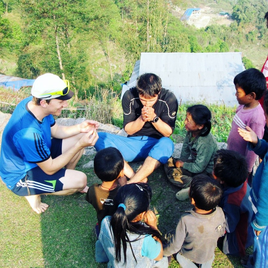 Gemeinsame Zeit mit Kindern in einem Dorf in Nepal